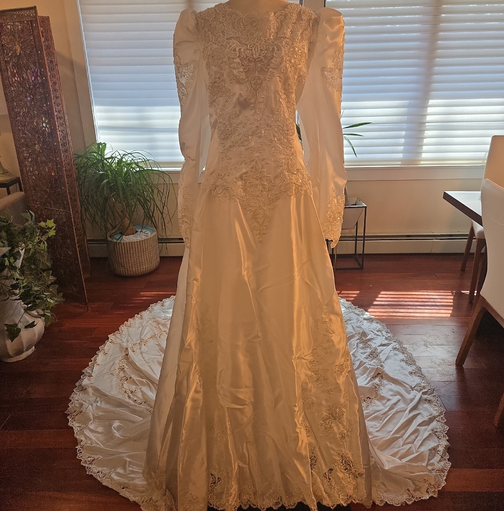 VTG 80s Lace Pearl Bow Tie Embroidered Satin Wedding Gown Train Ivory Size 22